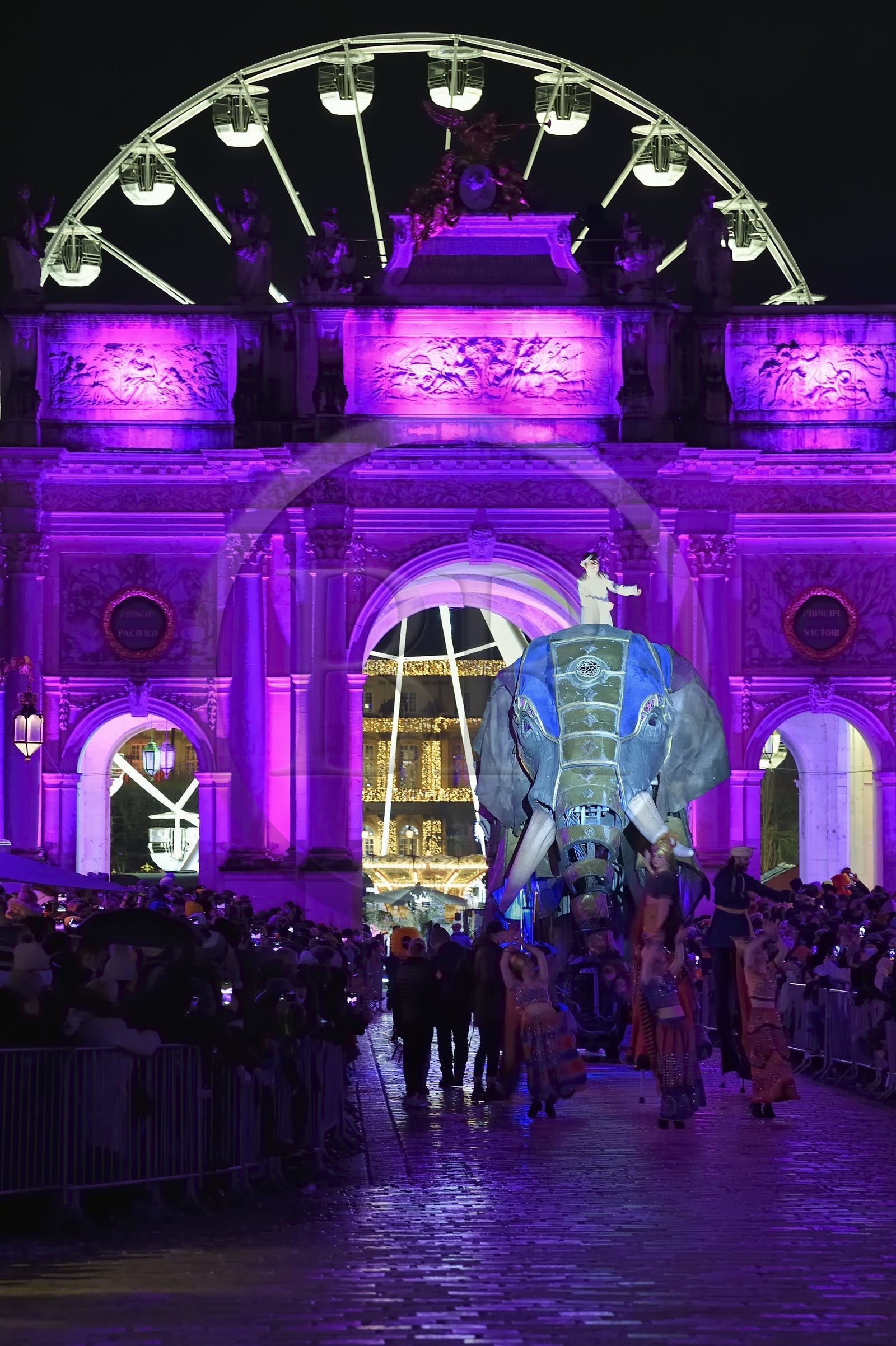 France, Meurthe-et-Moselle (54), Nancy, place Stanislas, le défilé de la Saint-Nicolas, Elephantasia et ses danseurs de la compagnie  Planète Vapeur devant l'Arc de Triomphe (la Porte Héré)
