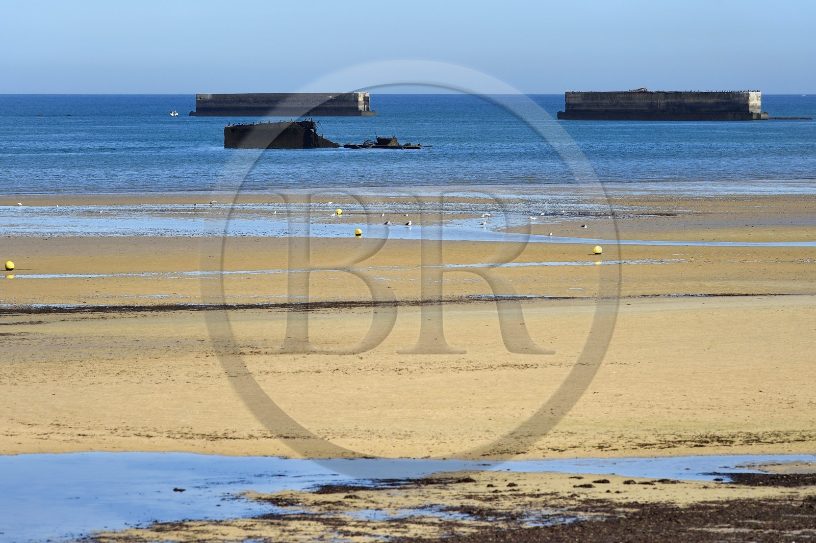 France, Calvados (14), Arromanches-les-Bains,  vestiges du Mulberry B ou port Winston, caissons Phoenix