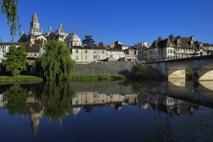 France, Dordogne (24), Périgord Blanc, Périgueux, la Cathédrale Saint-Front, étape sur le chemin de Saint-Jacques-de-Compostelle site classé Patrimoine Mondial de l'UNESCO, le pont des Barris et la maison des Consuls (maison Cayla) du XVème siècle (à droite) sur les bords de l'Isle