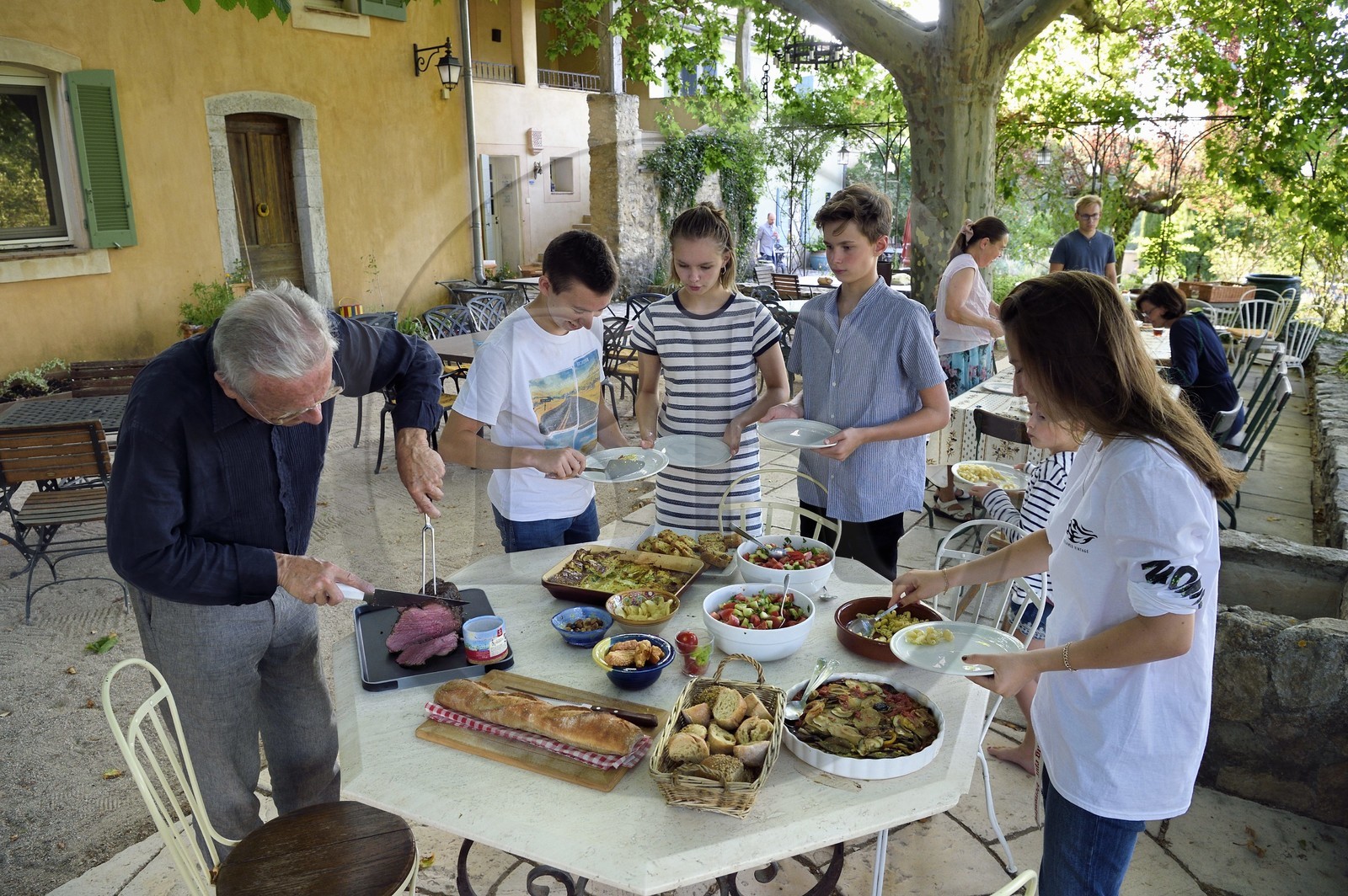 France, Var (83), Provence Verte, Bras, vers Saint-Maximin-la-Sainte-Baume, la maison d'hotes Le Peyrourier - une campagne en Provence, repas convivial