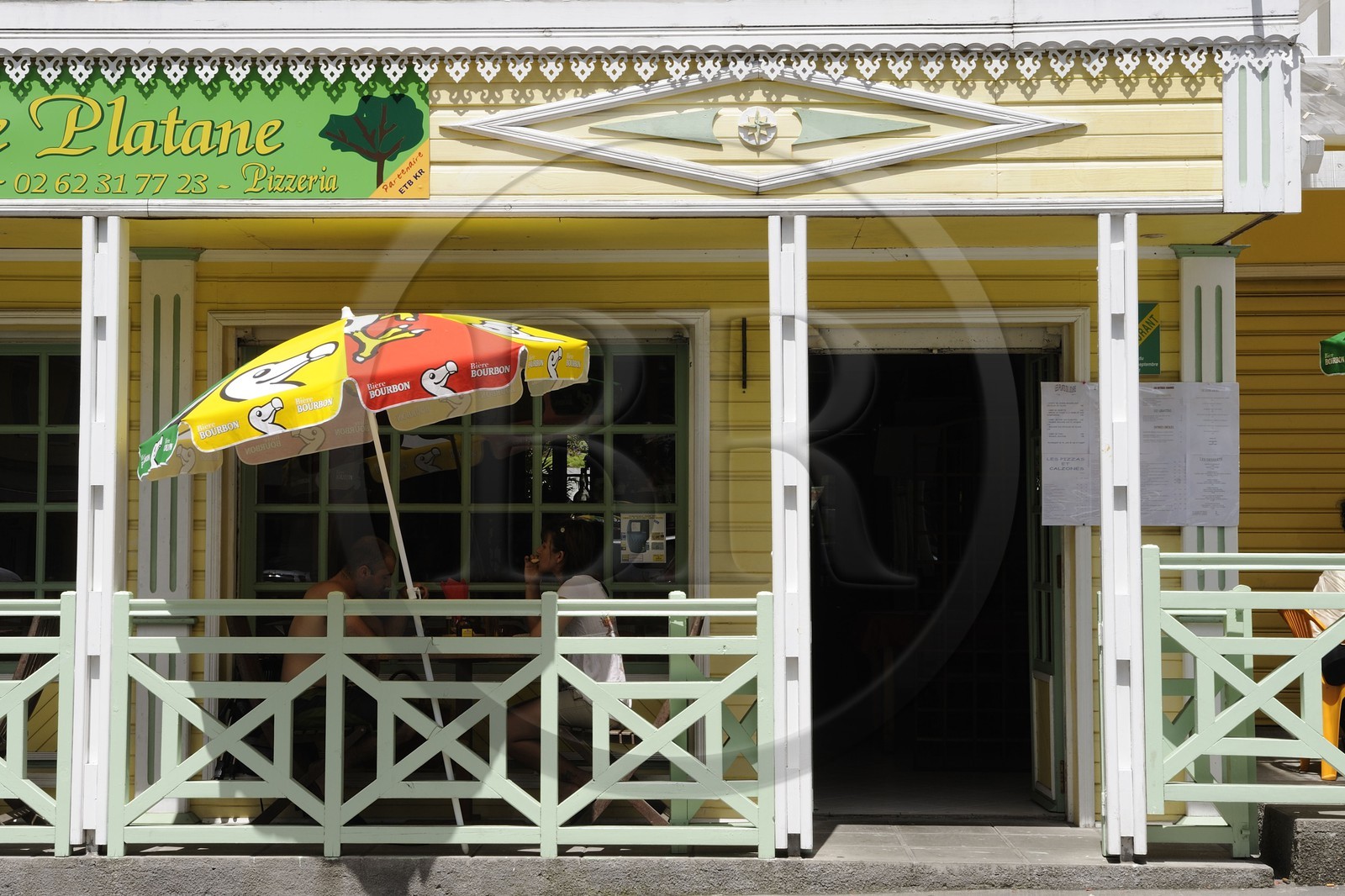 France, île de la Réunion, cirque de Cilaos, classé Patrimoine Mondial de l'UNESCO, terrasse de café dans une maison traditionnelle de la ville de Cilaos