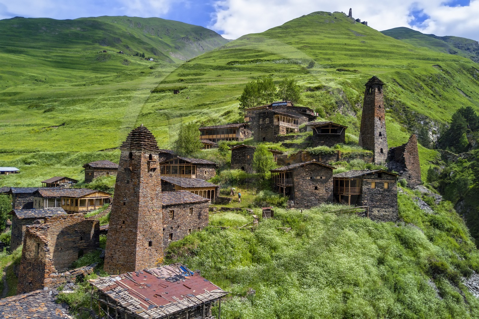 Géorgie, Kakheti, Parc national de Touchétie, vallée de la rivière Alazani dans les montagnes de Pirikiti, village de Dartlo surplombé par Kvavlo (vue aérienne)