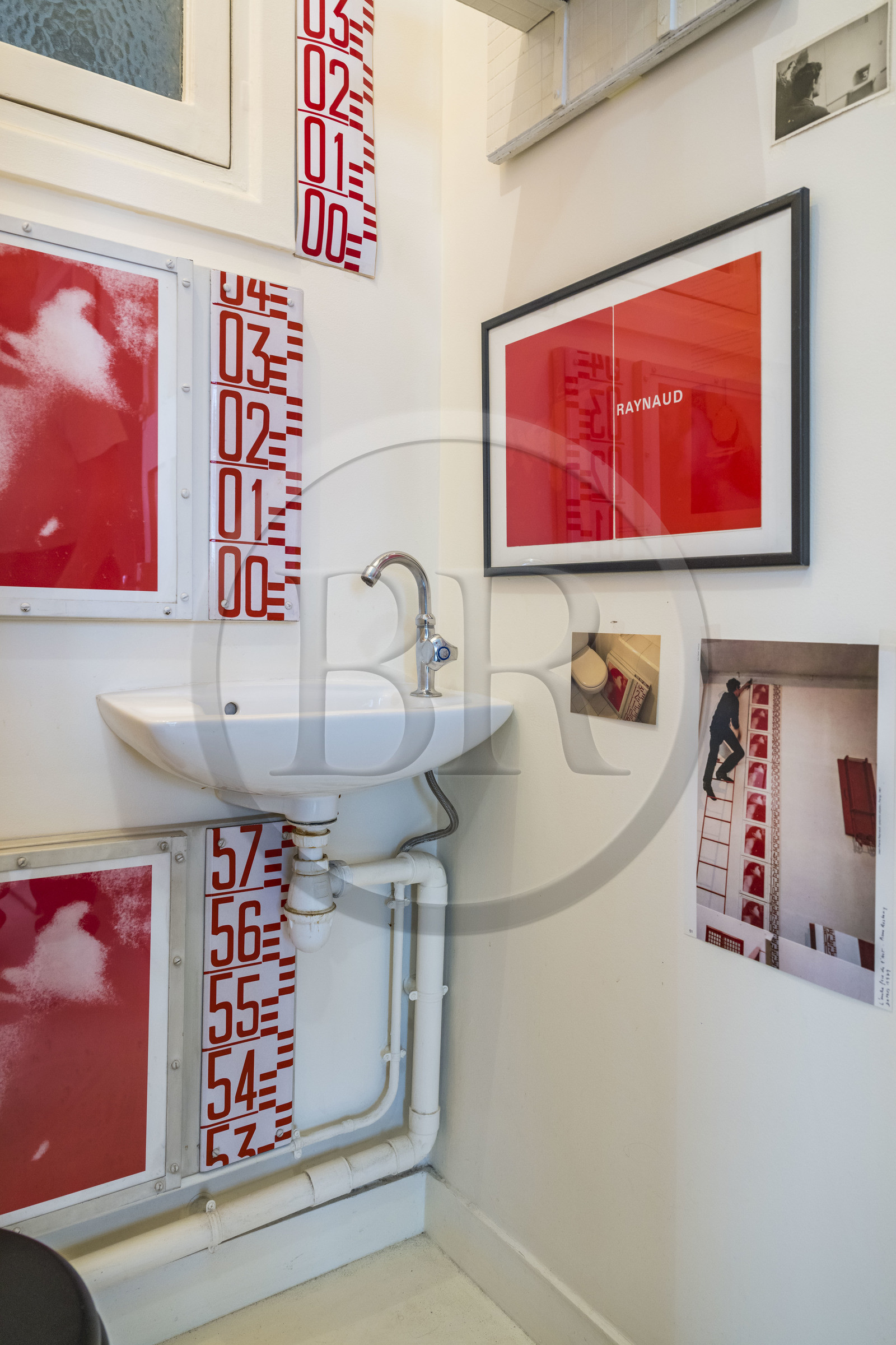 France, Paris (75), l'artiste plasticien Jean-Pierre Raynaud dans son appartement atelier, à l'intérieur des wc, un des lieux refuges des plus intimes de l'artiste où il peut être proche de certaines de ses œuvres historiques qui lui sont chers