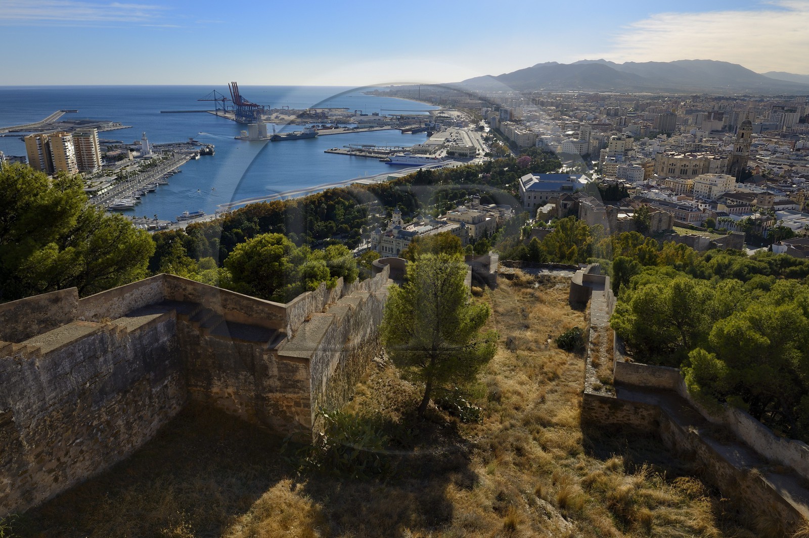 Espagne, Andalousie, Malaga,  vue générale sur le port, la Alcazaba et la cathédrale depuis le Castillo de Gibralfaro