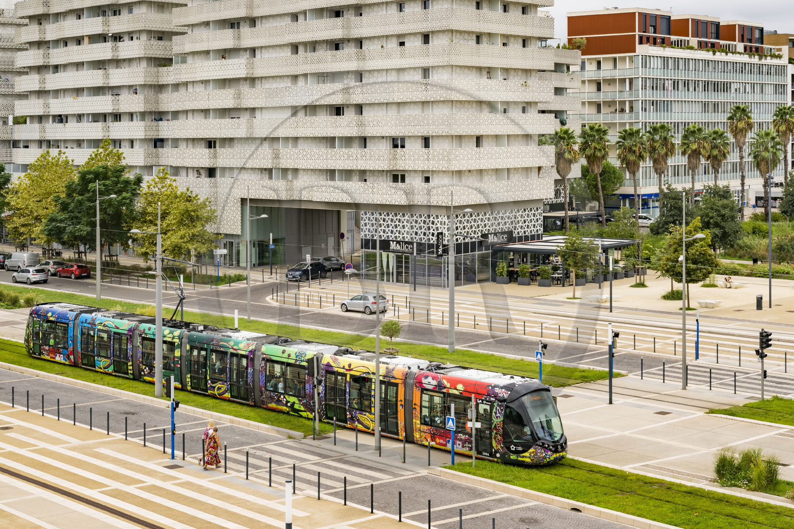 France, Hérault (34), Montpellier,  quartier de Port Marianne, tramway sur l'avenue Raymond Dugrand