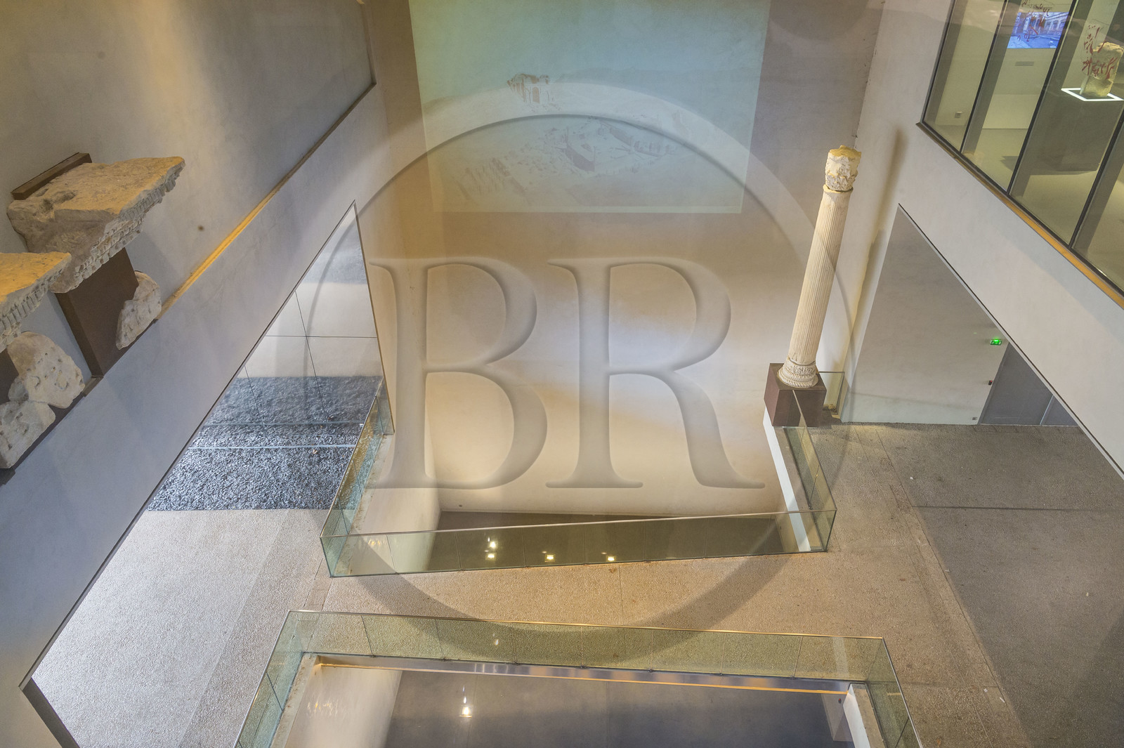 France, Gard (30), Nîmes, Musée de la Romanité de l'architecte Elizabeth de Portzamparc, passage sous le musée où on peut voir deux des quatre colonnes qui s’élevaient aux angles du nymphée de l’Augusteum