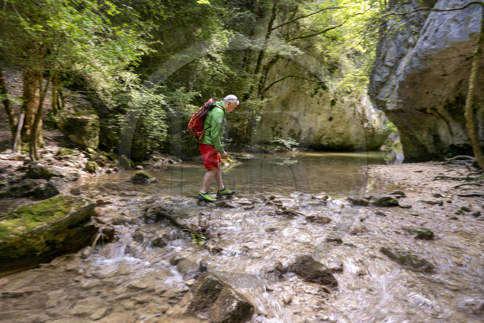 France, Vaucluse (84), Parc naturel régional du Mont Ventoux, Monieux, Gorges de La Nesque, randonneur traversant la Nesque au gué de la chapelle Saint-Michel