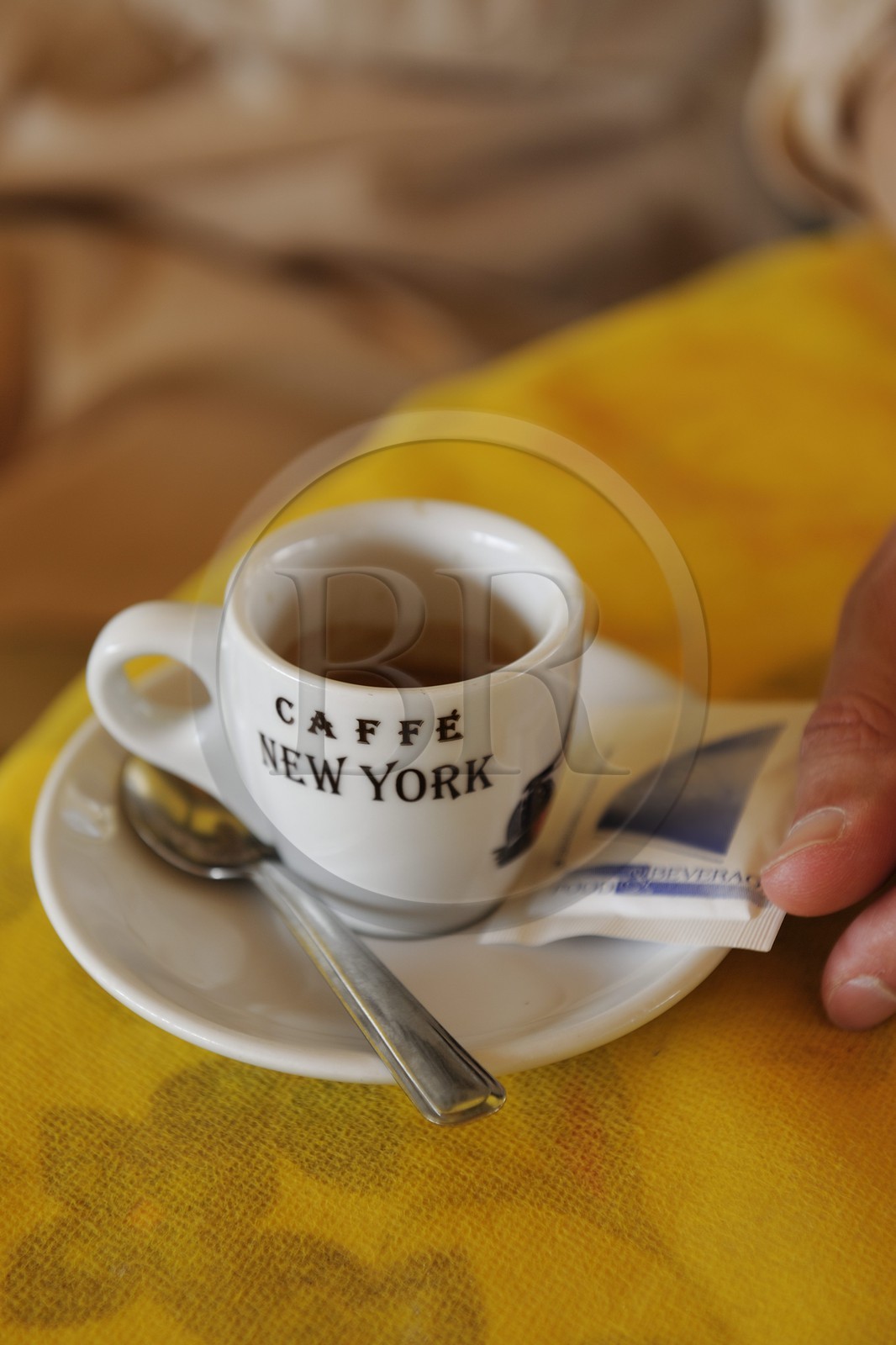 Italie, Toscane, province de Lucques, station balnéaire de Viareggio, tasse de café expresso dans un café de la promenade Passeggiata