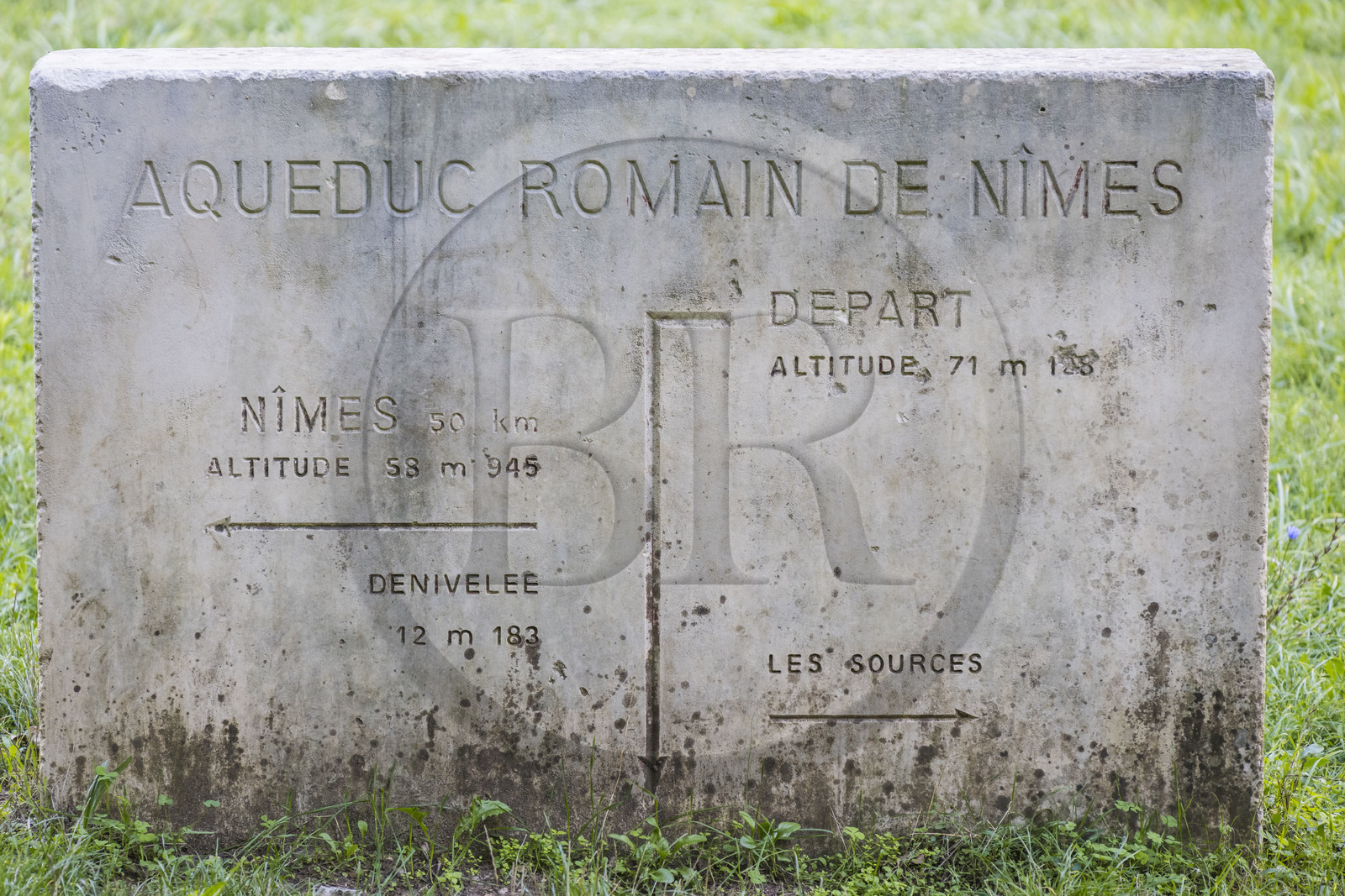 France, Gard (30), Uzès, Vallée de l’Eure, plaque explicative de l'aqueduc romain de plus de 52 km de longueur qui amenait l'eau de la Fontaine d'Eure au pied d'Uzès jusqu'à Nimes
