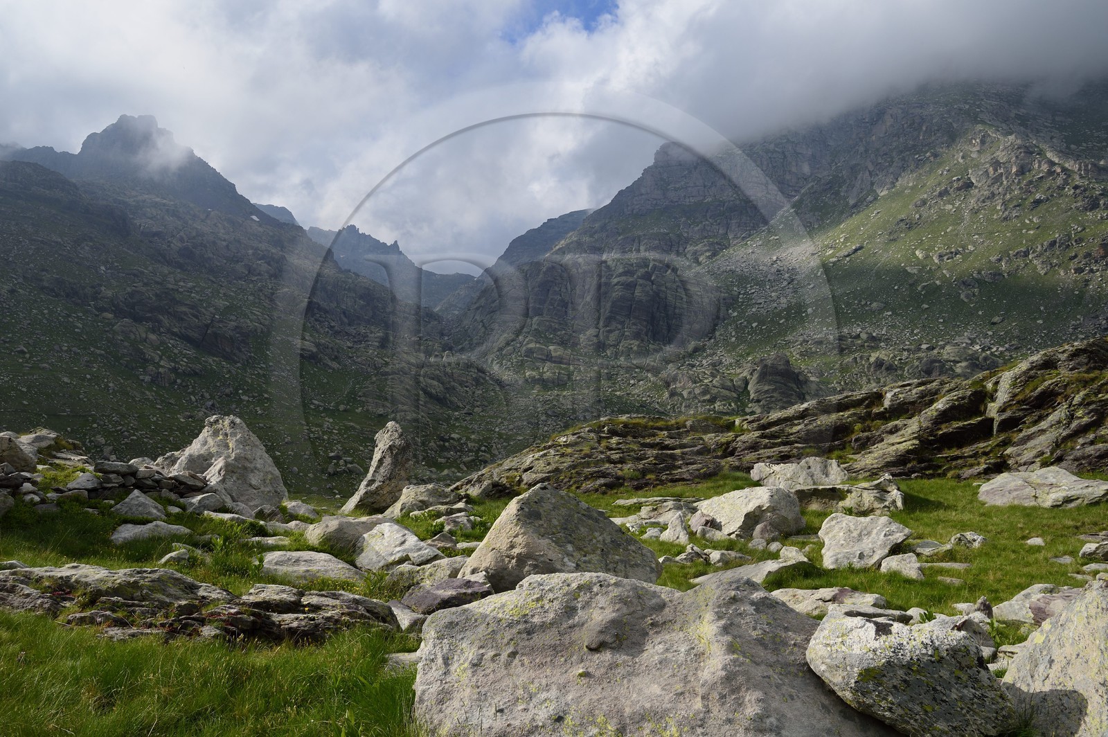 France, Alpes-Maritimes (06), parc national du Mercantour, Vallée des Merveilles parsemée de milliers de gravures rupestres de l'Age de bronze, le Mont des Merveilles (2720m) à gauche et le Mont Bégo (2872m) à droite