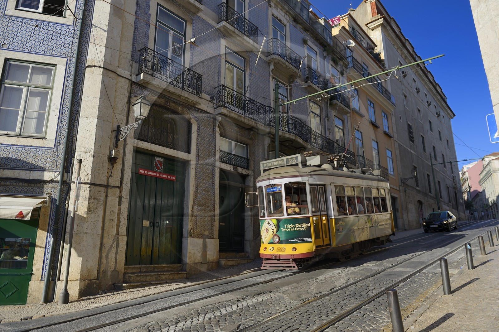 Portugal, Lisbonne, quartier de l'Alfama, tramway (electricos) dans la rua Augusto Rosa