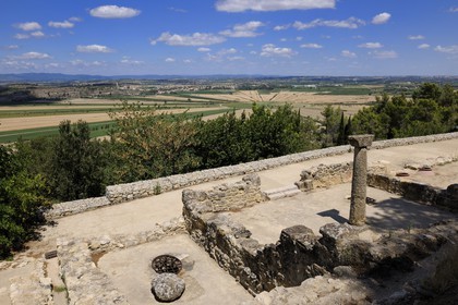 France, Hérault (34), Nissan-lez-Ensérune, l' oppidum d'Ensérune est un site archéologique comprenant les vestiges d'un village antique entre le VIe siècle av. J.-C. et le Ier siècle après J.-C., en arrière plan l'étang de Montady