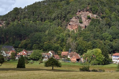 France, Bas-Rhin (67), Parc naturel régional des Vosges du Nord, Obersteinbach, l'église protestante du village dominé par le rocher de grès de Wachtfels