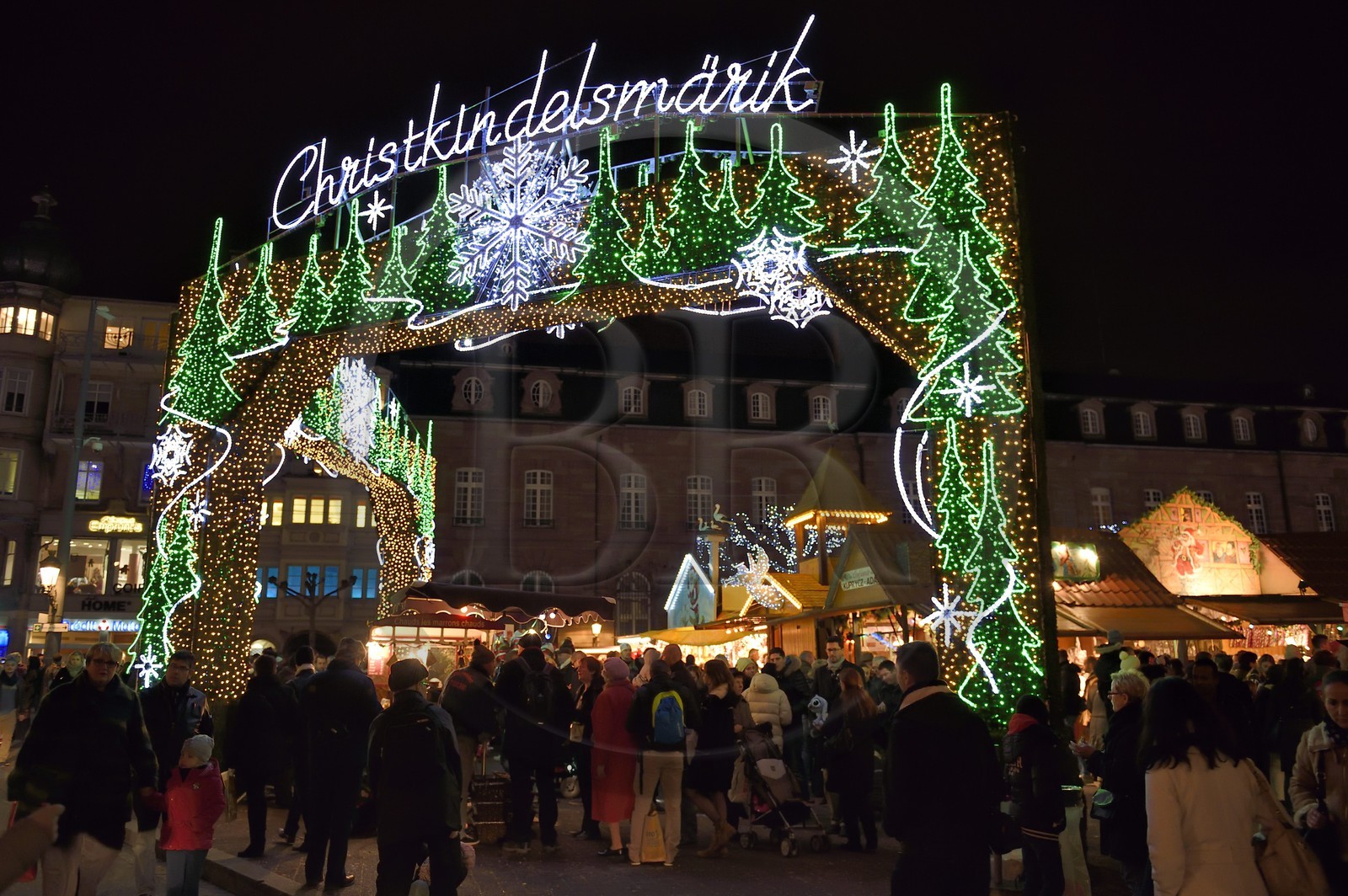 France, Bas-Rhin (67), Strasbourg, vieille ville classée Patrimoine Mondial de l'UNESCO, marché de Noël (Christkindelsmarik) de la place Broglie
