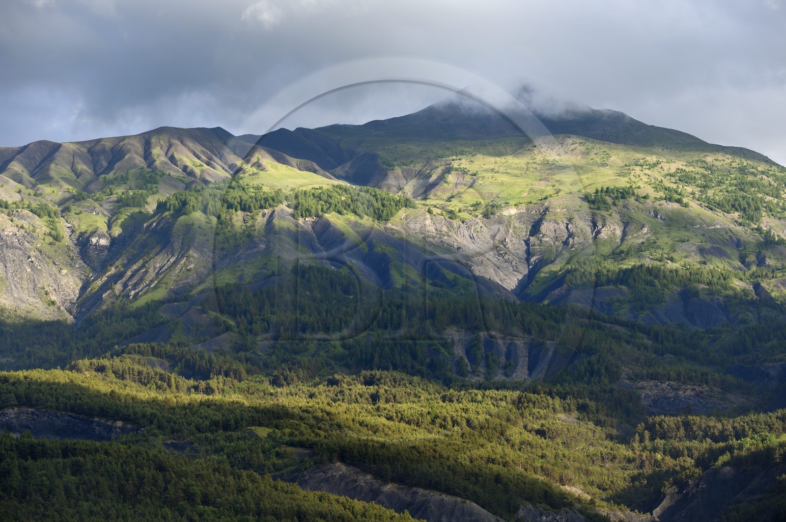 France, Alpes-de-Haute-Provence (04), vallée de l'Ubaye, les montagnes du Parc national du Mercantour à l'Est de Jausiers et la Croix de l'Alpe