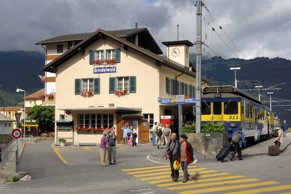 Suisse, Canton de Berne, Oberland Bernois, Grindelwald, train en gare