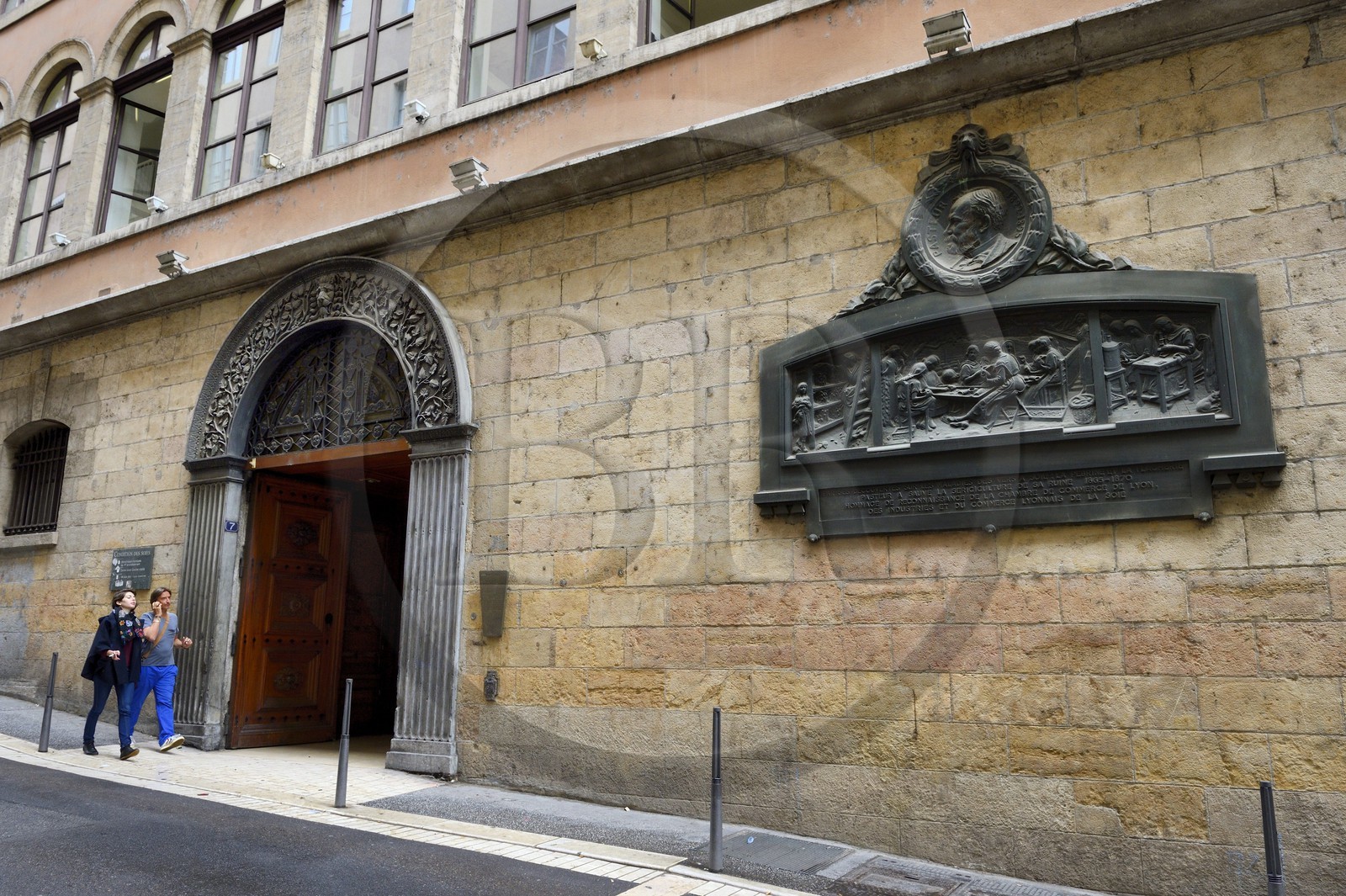 France, Rhône (69), Lyon, site historique classé Patrimoine Mondial de l'UNESCO, quartier de la Croix-Rousse, rue Saint Polycarpe, batiment de la Condition des Soies qui était destiné à établir le poids à sec de la soie