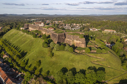 France, Moselle (57), Parc régional des Vosges du nord, Bitche, la citadelle fortifiée par Vauban (vue aérienne)