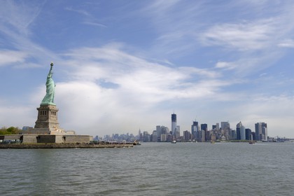 Etats-Unis, New York, pointe sud de Manhattan, la Statue de la Liberté et le One World Trade Center (1WTC) devenue la plus haute tour de NYC depuis le 30 avril 2012