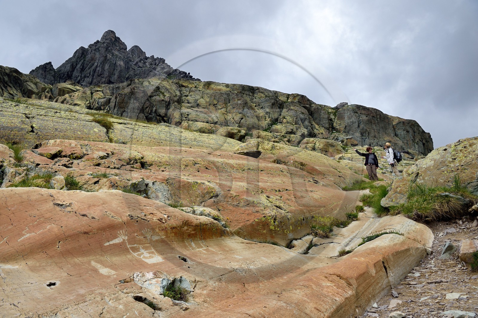 France, Alpes-Maritimes (06), parc national du Mercantour, vallée des Merveilles parsemée de milliers de gravures rupestres de l'Age de bronze, figure anthropomorphe gravée sur la roche dite du Sorcier sur les dalles de schiste jaune des chiappes