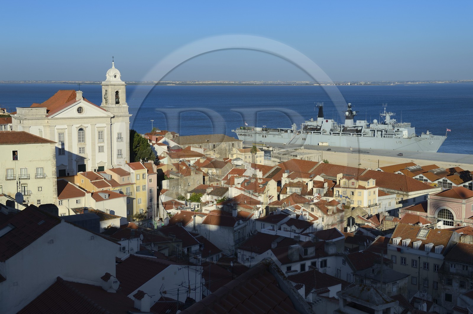 Portugal, Lisbonne, quartier de l'Alfama, vue sur les toits du quartier de l'Alfama, l'église Saint-Etienne (Santo Estêvão) et le Tage depuis la terrasse du Largo das Portas do Sol