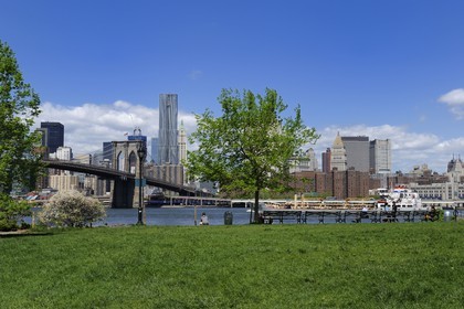 Etats-Unis, New York, le Pont de Brooklyn depuis Brooklyn Bridge Park et la Beekman Tower de l'architecte Frank Gehry