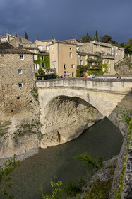 France, Vaucluse, Vaison la Romaine, the Roman bridge over the Ouvèze river dating from the 1st century AD which links the lower town and the medieval town