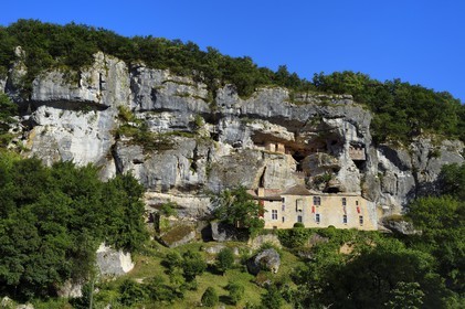 France, Dordogne (24), Périgord Noir, vallée de la Vézère, Tursac, maison fortifiée troglodytique de Reignac du XVIe siècle