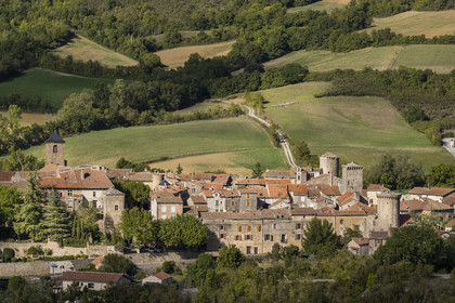France, Aveyron (12), Causses et les Cévennes, paysage culturel de l'agro-pastoralisme méditerranéen, classés Patrimoine Mondial de l'UNESCO, Sainte-Eulalie-de-Cernon sur la route de Saint-Jacques-de-Compostelle