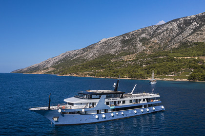 Croatie, Dalmatie, cote dalmate, Ile de Brac, Bol, le bateau de croisière Ave Maria en bordure de la plage de Zlatni Rat (vue aérienne)