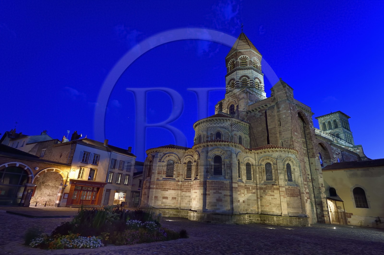 France, Haute-Loire (43), Brioude, la Basilique Saint-Julien de Brioude de style roman auvergnat, le chevet