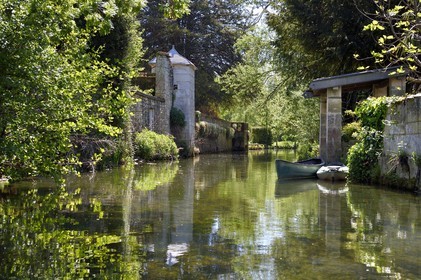 France, Charente (16), Bassac, la Guirlande creusé par les moines de l'abbaye Saint-Étienne de Bassac au XIème siècle, un affluent de la Charente