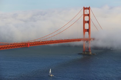 Etats-Unis, Californie, San Francisco, le pont du Golden Gate Bridge émergeant de la brume