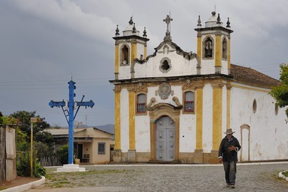 Brésil, Etat du Minas Gerais, village de Itatiaia, homme devant l'église (Route de l'or, Estrada Real)