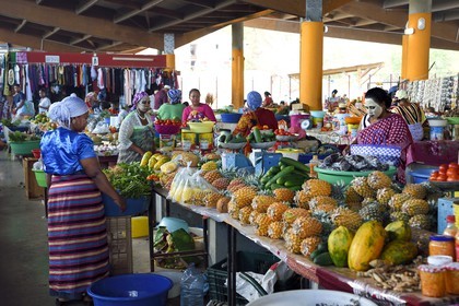France, Ile de Mayotte, Grande-Terre, Mamoudzou, grand marché central au port, femmes mahorais portant un masque de beauté au bois de santal (le m'sindzano) derrière leurs étals de fruits et légumes