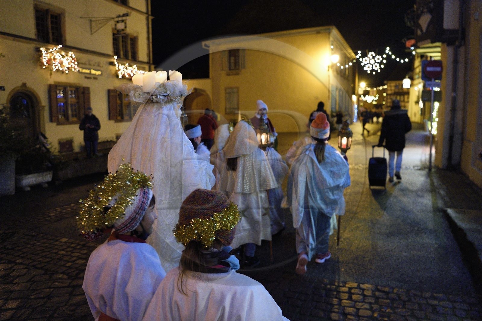 France, Haut-Rhin (68), Eguisheim, le Christkindel avec sa couronne de bougies et les anges accompagnent les nombreux enfants tenant leurs lampions pour la Procession des Lumières dans les ruelles de la ville, elle rend hommage à Sainte-Lucie, l'un des personnages traditionnels du Noël alsacien