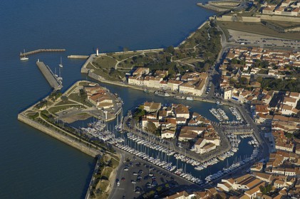 France, Charente-Maritime (17), ile de Ré, ville de Saint-Martin-de-Ré avec fortifications de Vauban (XVII ème siècle), le port (vue aérienne)