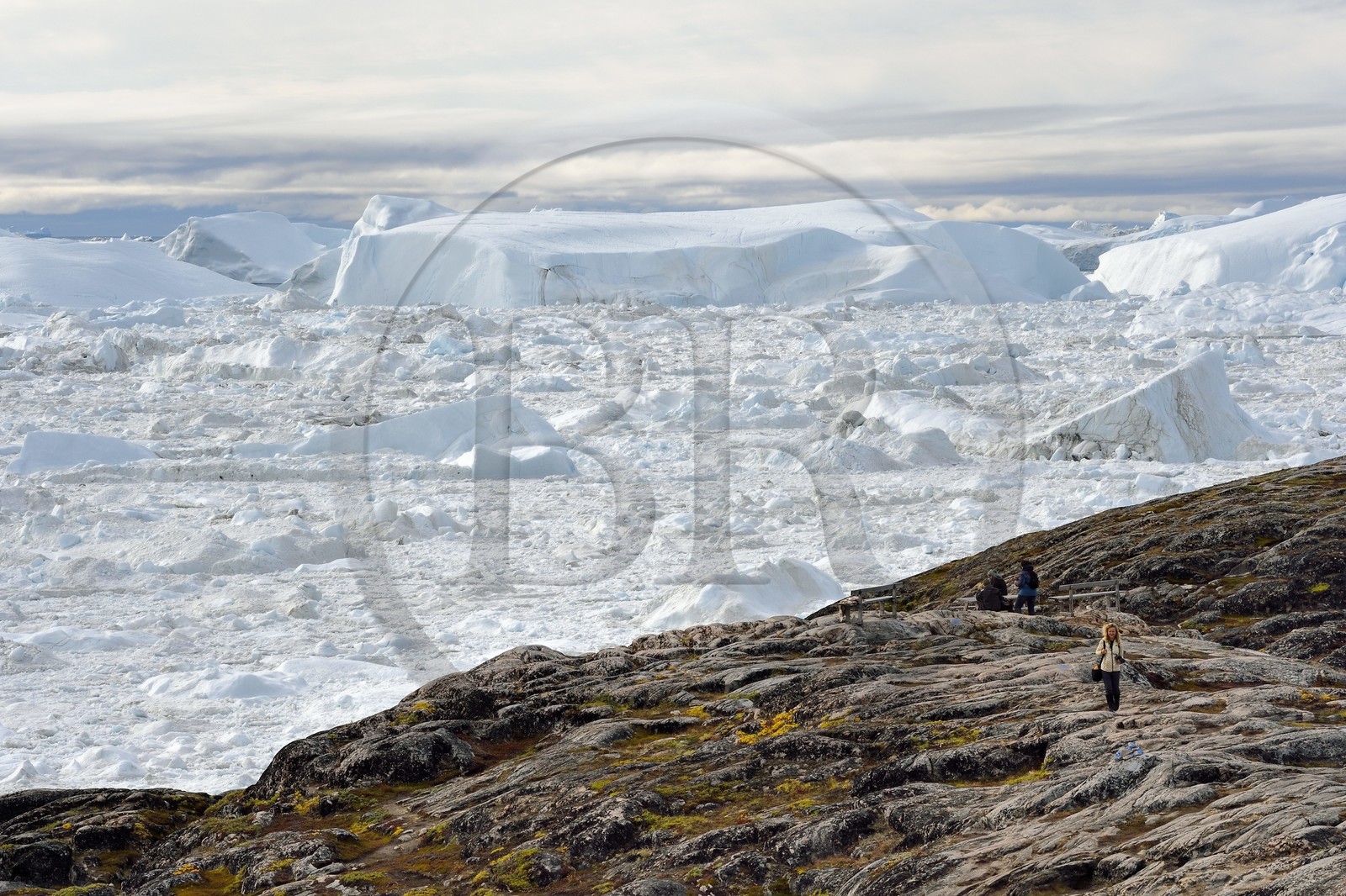 Groenland, cote ouest, baie de Disko, Ilulissat, randonneur en bordure du fjord glacé classé Patrimoine Mondial de l'UNESCO qui est l’embouchure maritime du glacier Sermeq Kujalleq (Jakobshavn Glacier)