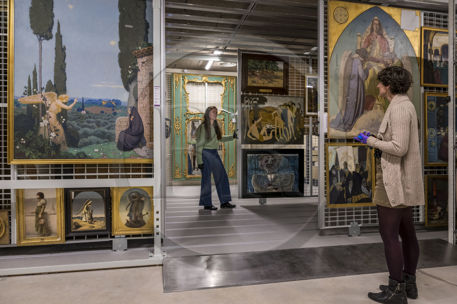 France, Saône-et-Loire (71), Autun, la directrice des musées et du patrimoine Agathe Mathiaut-Legros avec la conservatrice adjointe Axelle Goupy dans les réserves du musée Rolin