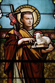 France, Vosges (88), Station thermale de Vittel, la chapelle Saint-Louis, saints qui sont représentés sur les vitraux sous les traits de membres de la famille Bouloumié