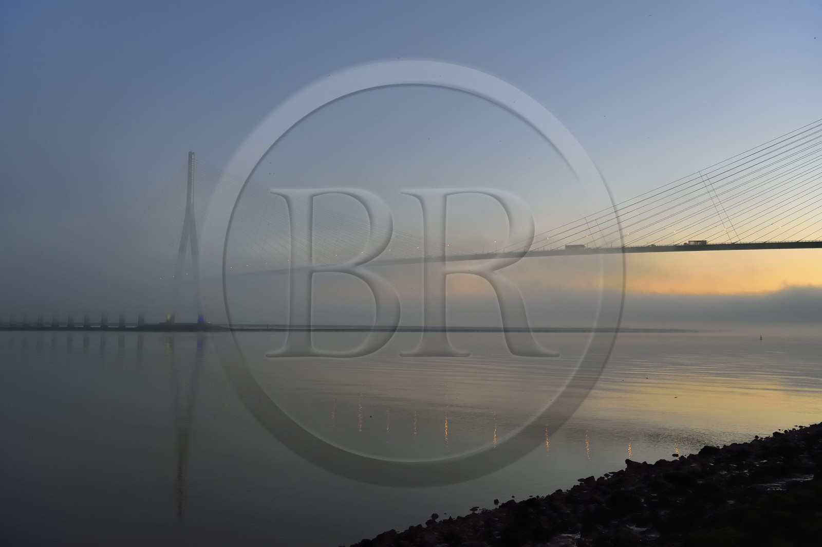 France, entre Calvados (14) et Seine-Maritime (76), le Pont de Normandie dans les brumes de l'aube, il enjambe la Seine pour relier les villes de Honfleur et du Havre