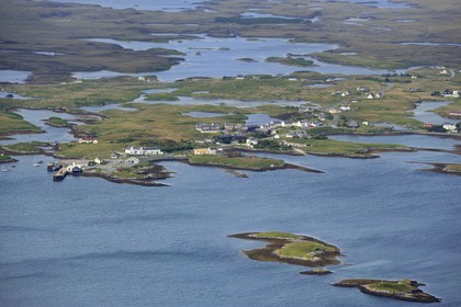 Royaume-Uni, Ecosse, Hébrides extérieures, Ile de North Uist recouvert d'une mosaïque de tourbières, basses collines et lochs, le port de pêche Lochmaddy est l'agglomération principale de l'île (vue aérienne)