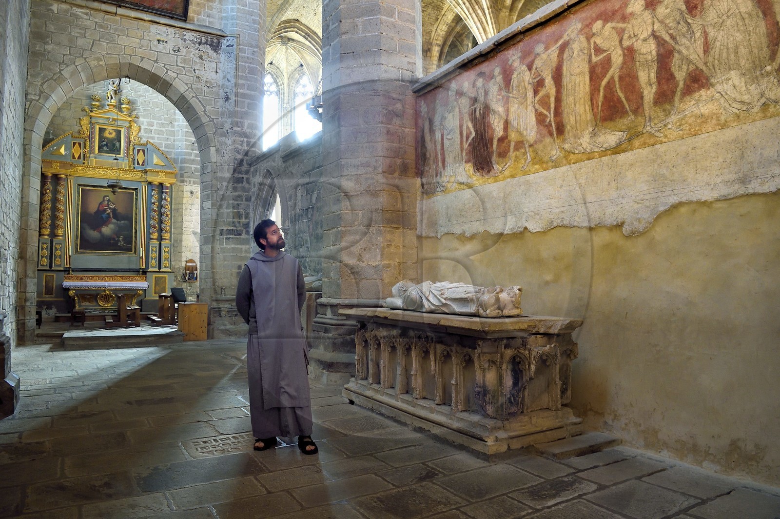 France, Haute-Loire (43), Parc naturel régional Livradois-Forez, abbaye de La Chaise-Dieu, l'église abbatiale Saint-Robert, la Danse Macabre fresque du XVème siècle, le frère Jean Matthias Helluy de la confrérie de Saint-Jean qui est aussi tailleur de pierre