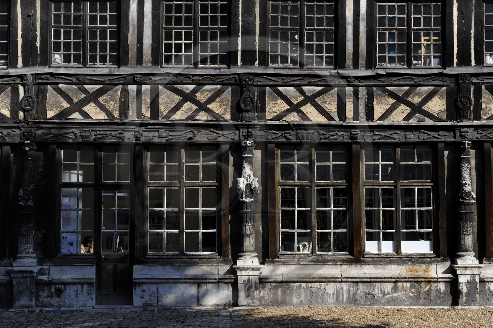 France, Seine-Maritime (76), Rouen, l'Aître Saint-Maclou, ancien ossuaire crée pendant la Grande Peste noire de 1348, qui abrite aujourd'hui l’Ecole des Beaux-Arts