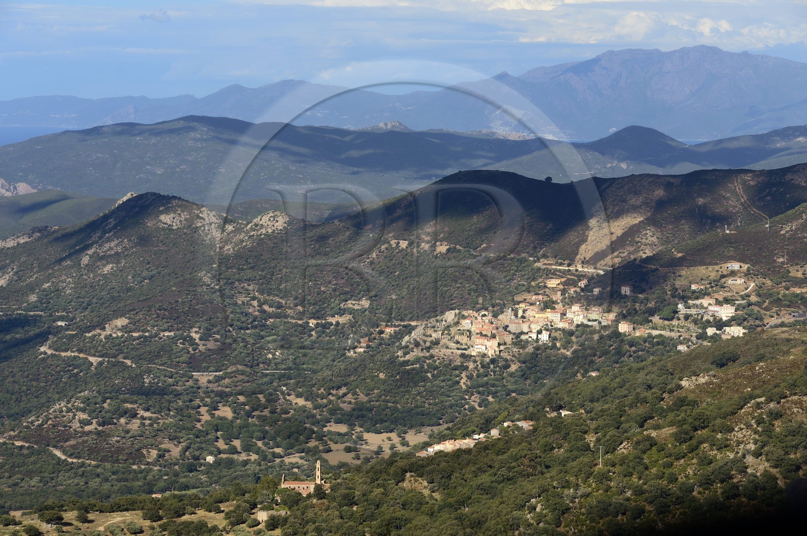 France, Haute-Corse (2B), Balagne, village perché de Belgodère et l'ancien couvent de tuani en premier plan