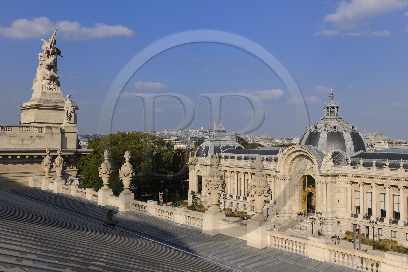 France, Paris (75), le Petit Palais vu du Grand Palais