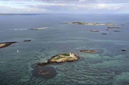 France, Finistère (29), La Foret Fouesnant, archipel des Glénan, Fort Cigogne sur l'Ile Cigogne et Ile de Penfret en arrière plan (vue aérienne)