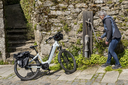 France, Vendée (85), Mallièvre, la véloroute Vendée Vélo Tour passe devant une ancienne pompe à bras qui fonctionne toujours