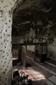 France, Val-d'Oise (95), parc naturel du Vexin français, Haute-Isle, la seule église d'Île-de-France (et l'une des rares du pays, cinq en France) à être entièrement creusée dans une falaise