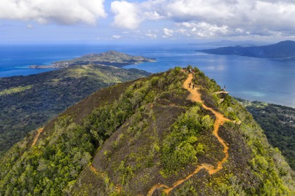 France, Ile de Mayotte, Grande-Terre, Réserve Forestière des Cretes du Sud, randonneurs au sommet du Mont Choungui (594 mètres) et la Baie de Bouéni en arrière plan (vue aérienne)
